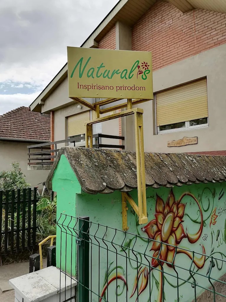 Naturalis tabla ispred radnje